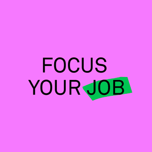 Der Satz \"Focus your Job\" auf pinkem Hintergrund - Informationen zur Berufsorientierung in der Medienbranche