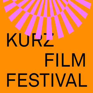 Das Wort Kurzfilmfestival auf orangem Hintergrund - Das Girls Go Movie Festival findet jährlich im November statt